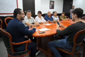 𝗦𝗲 𝗿𝗲𝘂́𝗻𝗲 𝗣𝗲𝗱𝗿𝗼 𝗠𝗶𝗴𝘂𝗲𝗹 𝗥𝗼𝘀𝗮𝗹𝗱𝗼 𝗰𝗼𝗻 𝘃𝗲𝗰𝗶𝗻𝗼𝘀 𝗱𝗲 𝗹𝗮 𝗣𝘂𝗲𝗿𝘁𝗼 𝗠𝗲́𝘅𝗶𝗰𝗼 𝘆 𝗮𝗰𝘂𝗲𝗿𝗱𝗮𝗻 𝗮𝗴𝗲𝗻𝗱𝗮 𝗱𝗲 𝘁𝗿𝗮𝗯𝗮𝗷𝗼