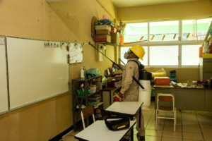 Autoridades de Nanchital refuerzan fumigación escolar y exhortan a eliminar criaderos en casa