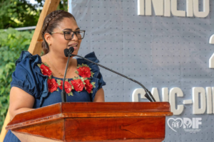 Juliana Ruiz Martínez da la bienvenida a alumnos de educación inicial en Ixhuatlán